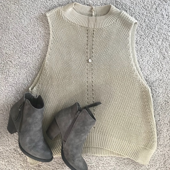 Francesca's Collections Tops - ✨SALE✨Francesca’s sweater Turtle Neck Tank Top